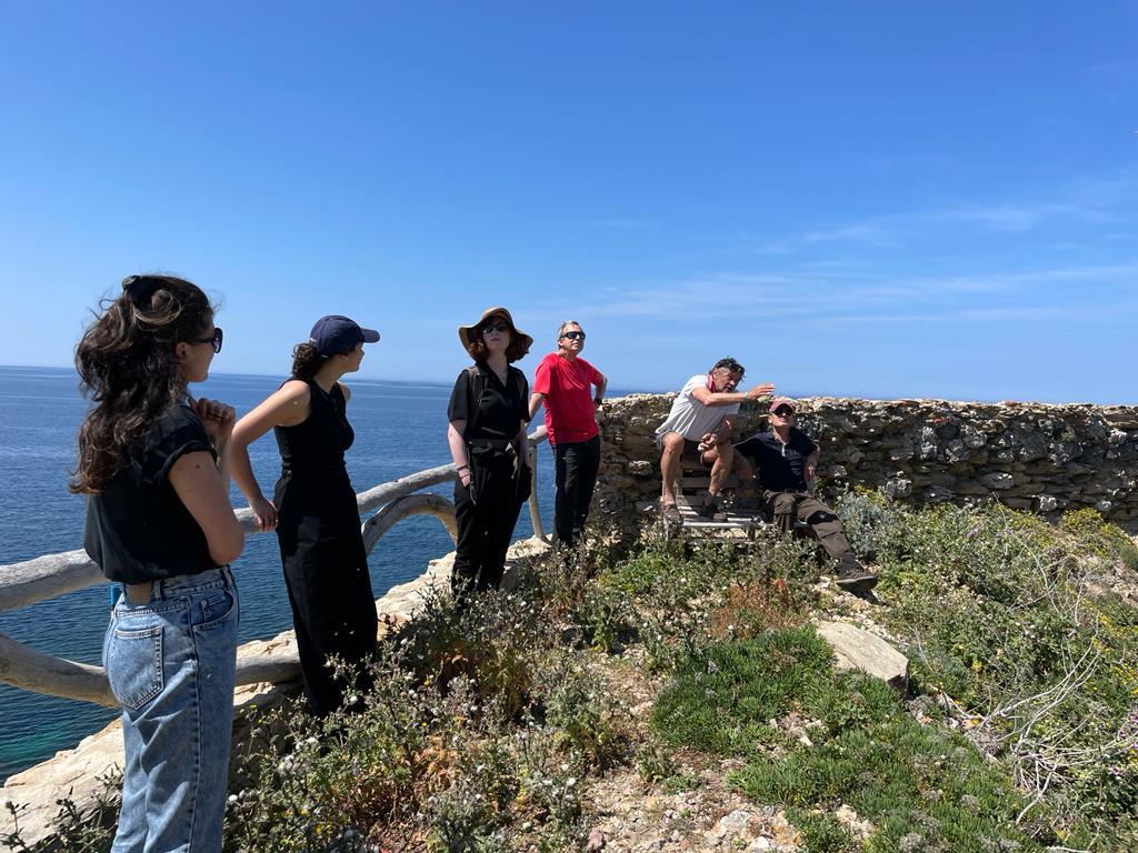 RegateV2E's tweet photo. Les nouvelles générations et #V2E travaillent ensemble sur le projet phare en matière de développement durable du Fort du Petit Langoustier à Porquerolles. 
Encore merci à Marc Frilet de nous avoir permis de vivre cette journée.
#Environnement #renovation #energiesrenouvelables https://t.co/bfHOhM7aWK
