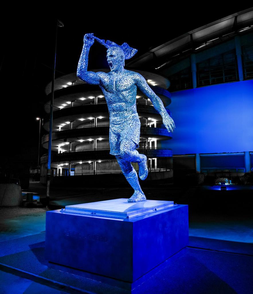 ActuFoot_'s tweet photo. Manchester City dévoile la statue de Sergio Agüero à l'Etihad Stadium. 🤩💙🇦🇷 https://t.co/lbJliFQOk5