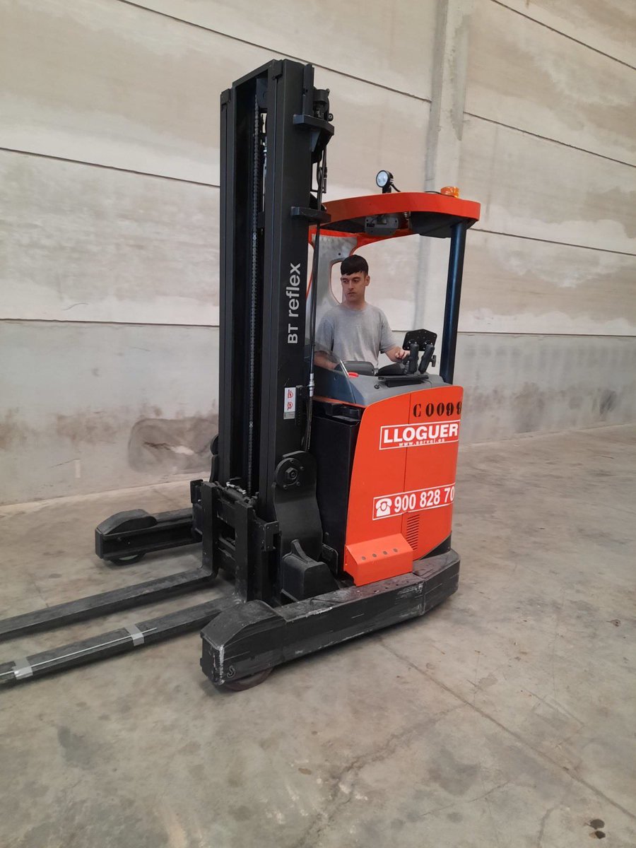 Osonament's tweet image. PROGRAMA JOVES
🔸 Els joves que participen al #ProgramaSingulars de #GarantiaJuvenil, acaben avui el curs de manipulació de càrregues amb carretons elevadors. El curs, de 50 hores, va començar el 20 d&apos;abril.

#JovesEnAccio