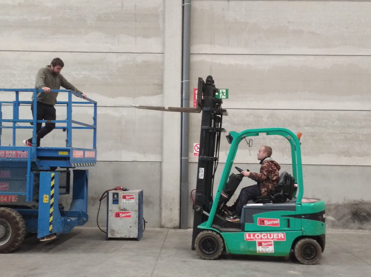 Osonament's tweet image. PROGRAMA JOVES
🔸 Els joves que participen al #ProgramaSingulars de #GarantiaJuvenil, acaben avui el curs de manipulació de càrregues amb carretons elevadors. El curs, de 50 hores, va començar el 20 d&apos;abril.

#JovesEnAccio