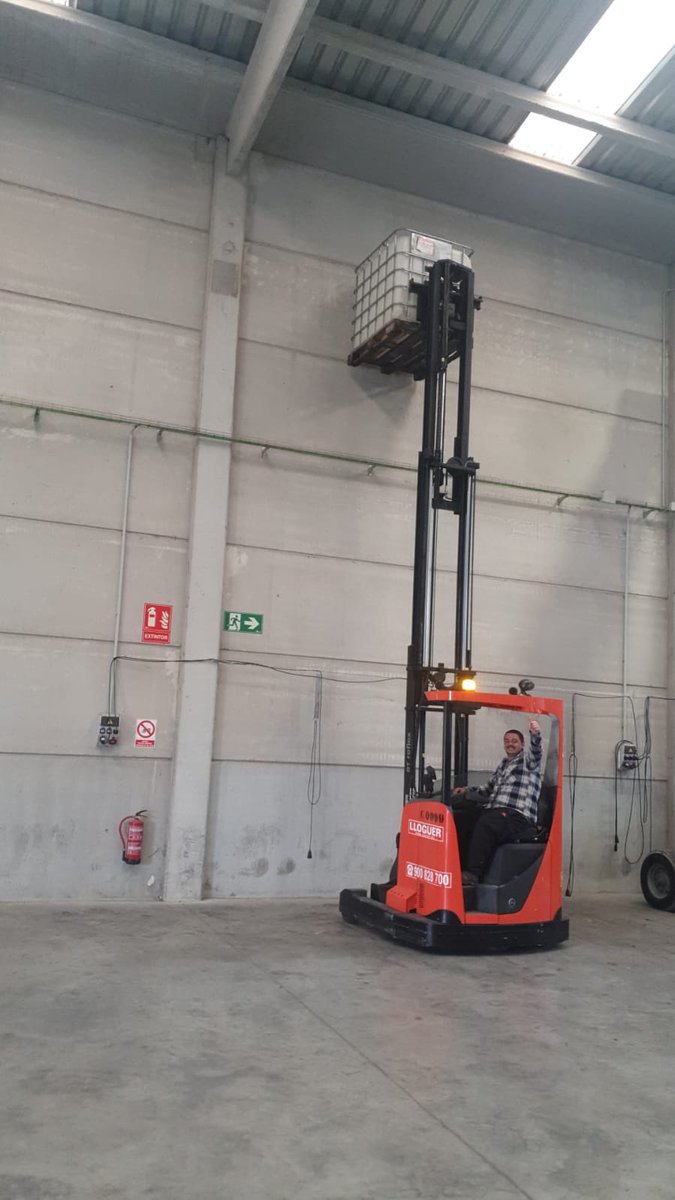 Osonament's tweet image. PROGRAMA JOVES
🔸 Els joves que participen al #ProgramaSingulars de #GarantiaJuvenil, acaben avui el curs de manipulació de càrregues amb carretons elevadors. El curs, de 50 hores, va començar el 20 d&apos;abril.

#JovesEnAccio