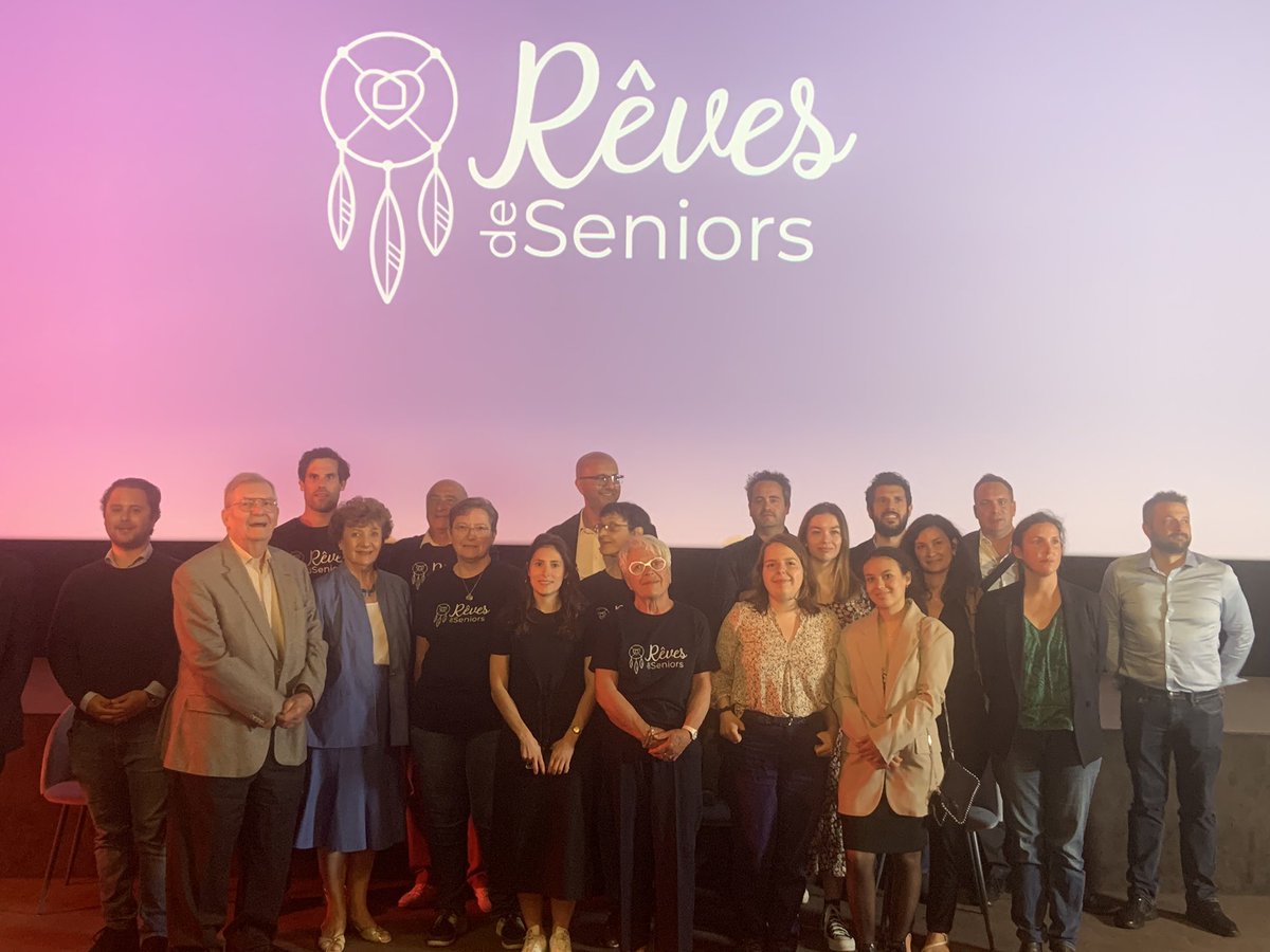 Benjamin Misery (@misery_benjamin) on Twitter photo Hier nous avons eu le plaisir de fêter les 2 ans de <a href="/RevesdeSeniors/">Rêves de Seniors</a> 🎂
Portée par <a href="/Silver_Alliance/">Silver Alliance</a> cette initiative a déjà permis de réaliser 10 rêves toujours plus fous 🤩👏
Rejoignez <a href="/senioriales/">Senioriales</a> @Cnav_actu <a href="/Prefon_Asso/">Préfon</a> et la @LaSFGG pour répondre aux 400 vœux reçus 😅 ! Hier nous avons eu le plaisir de fêter les 2 ans de <a href="/RevesdeSeniors/">Rêves de Seniors</a> 🎂
Portée par <a href="/Silver_Alliance/">Silver Alliance</a> cette initiative a déjà permis de réaliser 10 rêves toujours plus fous 🤩👏
Rejoignez <a href="/senioriales/">Senioriales</a> @Cnav_actu <a href="/Prefon_Asso/">Préfon</a> et la @LaSFGG pour répondre aux 400 vœux reçus 😅 !