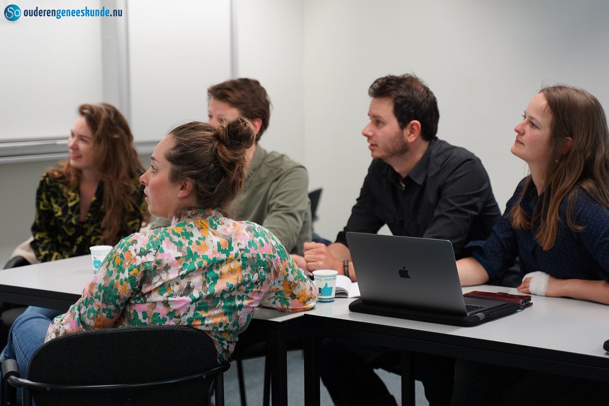 specialisme_nu's tweet photo. 'Bij welke aandoening is de ervaren pijnbeleving het laagst?'
Eerstejaars aios starten het programma exploratie Pijn met een multiple choice-quiz @radboudumc
Welk team gaat winnen...
#aios #ouderengeneeskunde #opleidingsinstituutnijmegen #VOSON #pijnbeleving #ouderen #kahoot https://t.co/AFCWTUoxDt