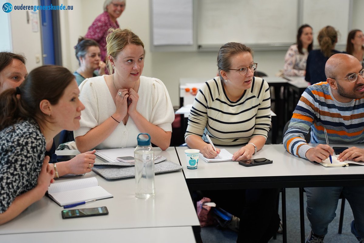 specialisme_nu's tweet photo. 'Bij welke aandoening is de ervaren pijnbeleving het laagst?'
Eerstejaars aios starten het programma exploratie Pijn met een multiple choice-quiz @radboudumc
Welk team gaat winnen...
#aios #ouderengeneeskunde #opleidingsinstituutnijmegen #VOSON #pijnbeleving #ouderen #kahoot https://t.co/AFCWTUoxDt