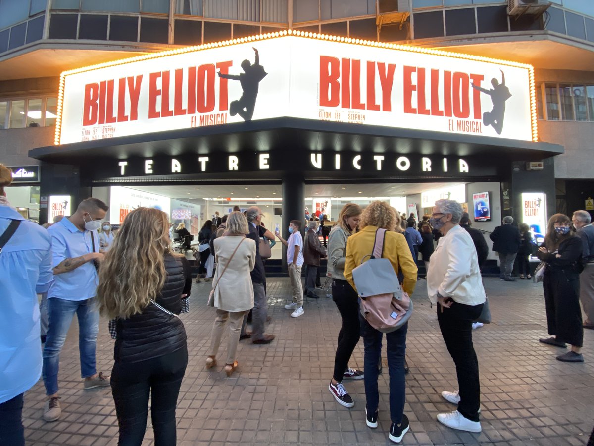 BILLY ELLIOT El Musical (@billyelliot_es) on Twitter photo Emoción, risas, alegría, baile… BILLY ELLIOT es mucho más que un musical. BILLY ELLIOT es el espectáculo que conquistará tu corazón. Compra tus entradas ya, estamos en #Barcelona hasta el 22 de mayo 😀 cc/ <a href="/teatrevictoria/">Teatre Victòria</a> Emoción, risas, alegría, baile… BILLY ELLIOT es mucho más que un musical. BILLY ELLIOT es el espectáculo que conquistará tu corazón. Compra tus entradas ya, estamos en #Barcelona hasta el 22 de mayo 😀 cc/ <a href="/teatrevictoria/">Teatre Victòria</a>