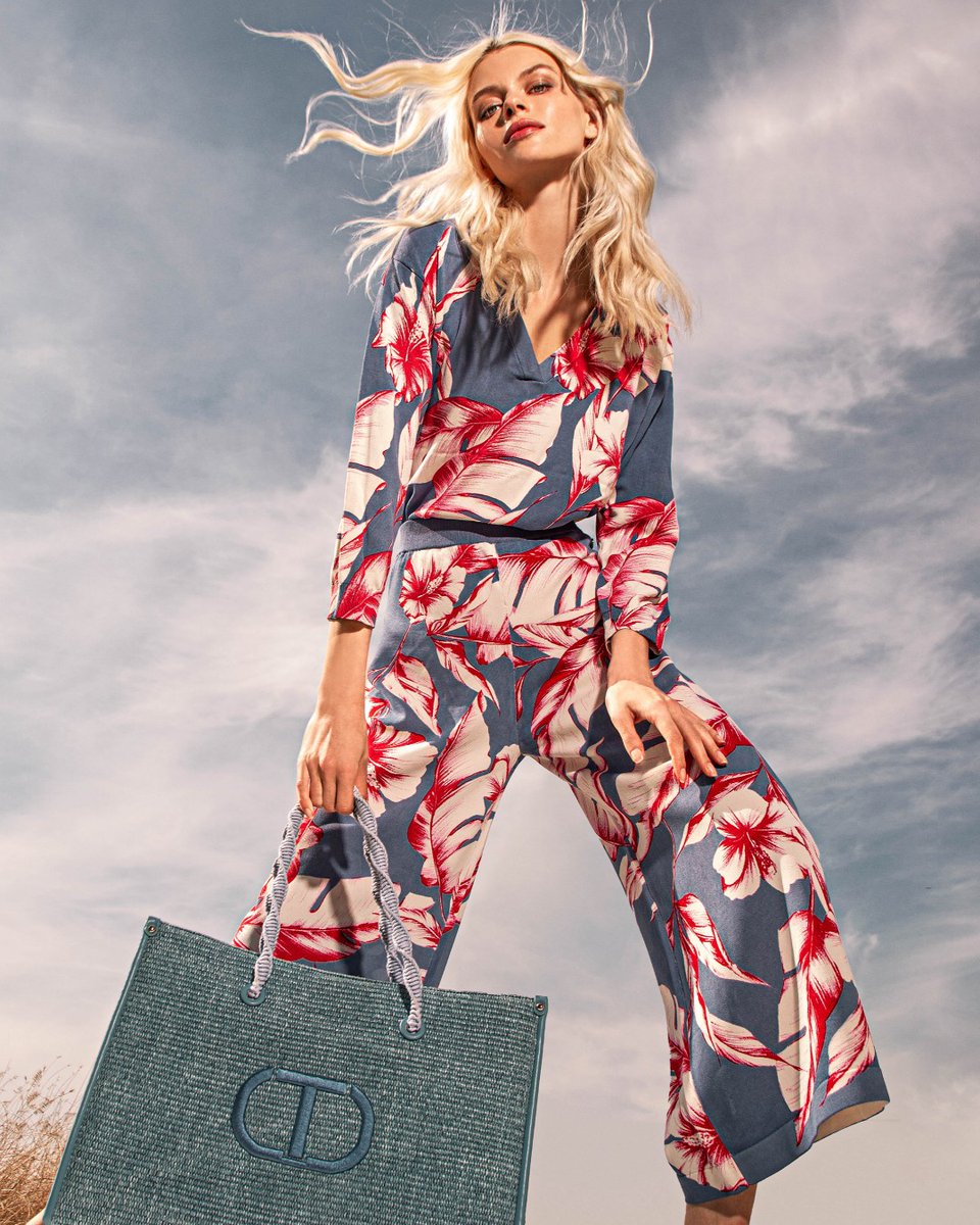 twinsetofficial's tweet photo. A #TwinsetMilano exclusive hibiscus pattern for this season 🌸
A perfect style for holidays matched with our #DarlingBag 😍

> https://t.co/hK8jU81UTc

#twinsetlover #twinsetSS22 https://t.co/MnggVieJ40