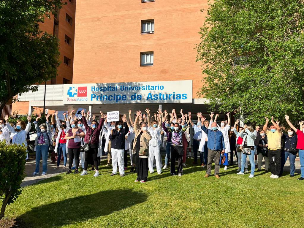SomosUrgencias's tweet photo. @luzsmellado @uah @luzsmellado desde el Hospital de Alcalá de Henares @huelgafacmad Tenemos el apoyo de nuestros pacientes, que no quieren que nos vayamos y nosotros no queremos irnos! Gracias por su apoyo incondicional!!! @MUDmedicos @madrid_ope2021 @eruizescudero @IdiazAyuso @amytsmedicos https://t.co/LTrPtxQqO0