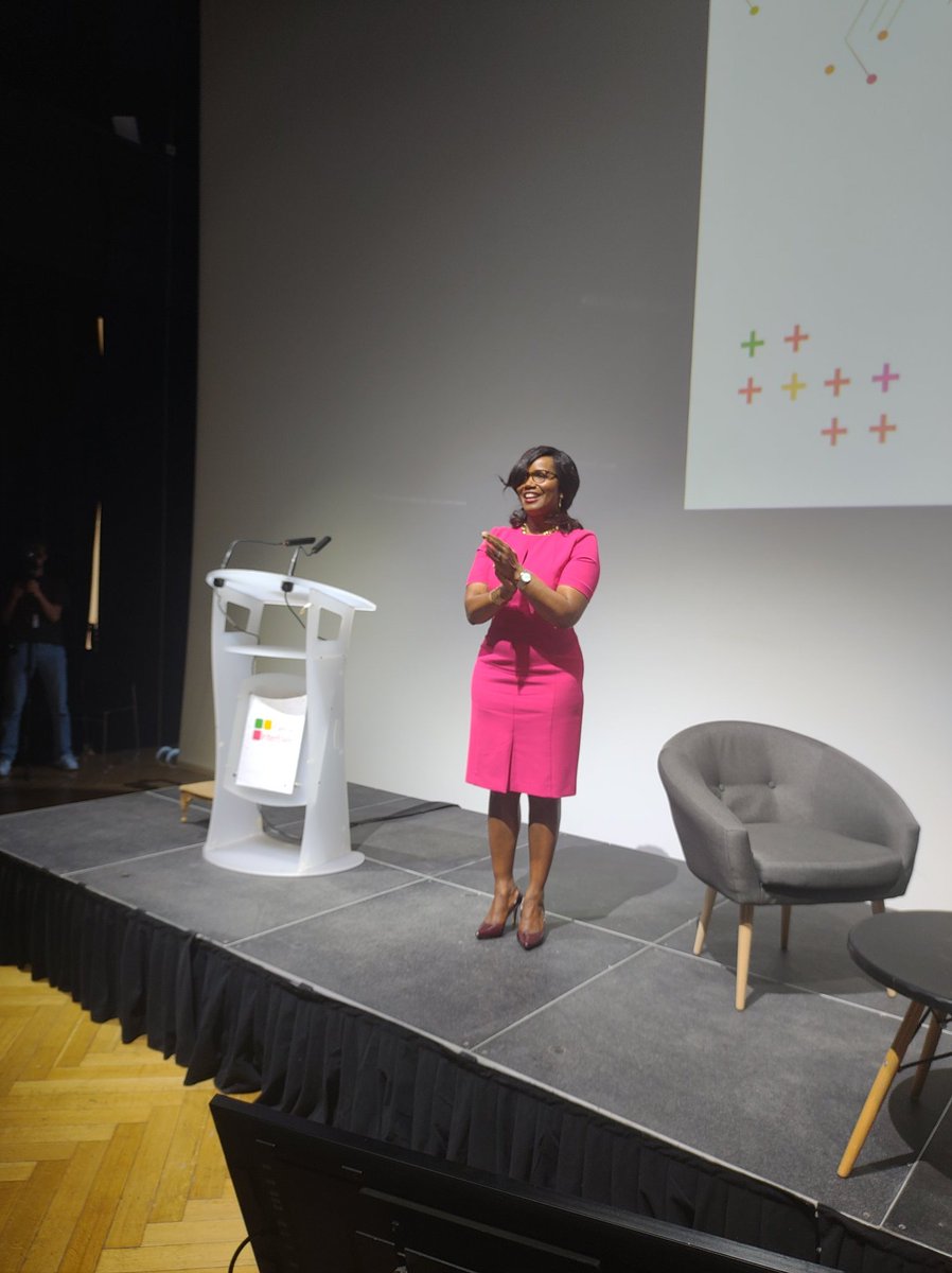CatLadousse's tweet photo. Standing ovation pour @1ElisaMoreno qui est venue clôturer le 22eme colloque de @InterElles encourageant les femmes et les hommes à continuer leur combat pour l égalité et félicitant les https://t.co/RaJxP8l5Vj des entreprises pour leur engagement pour la mixité . Merci Elisabeth https://t.co/txb9yGdI3l