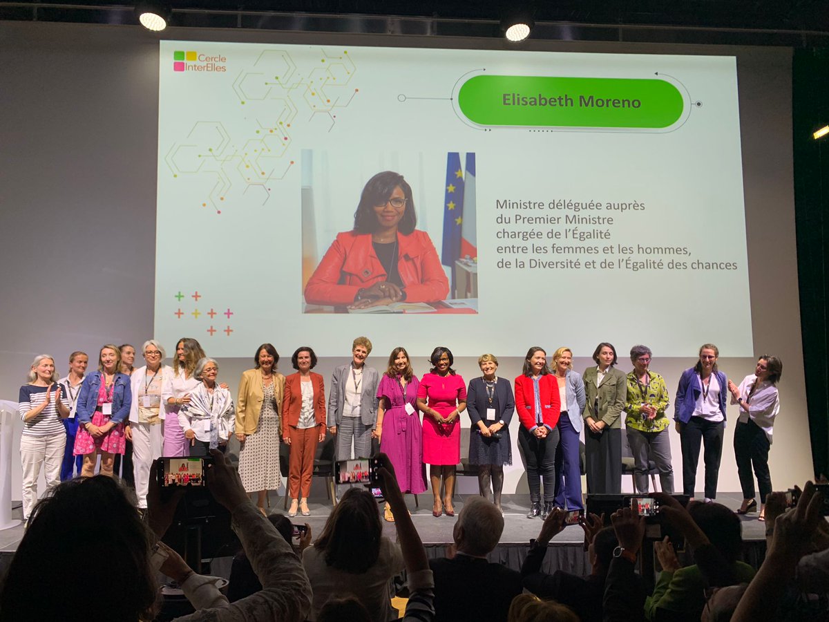 CatLadousse's tweet photo. Standing ovation pour @1ElisaMoreno qui est venue clôturer le 22eme colloque de @InterElles encourageant les femmes et les hommes à continuer leur combat pour l égalité et félicitant les https://t.co/RaJxP8l5Vj des entreprises pour leur engagement pour la mixité . Merci Elisabeth https://t.co/txb9yGdI3l