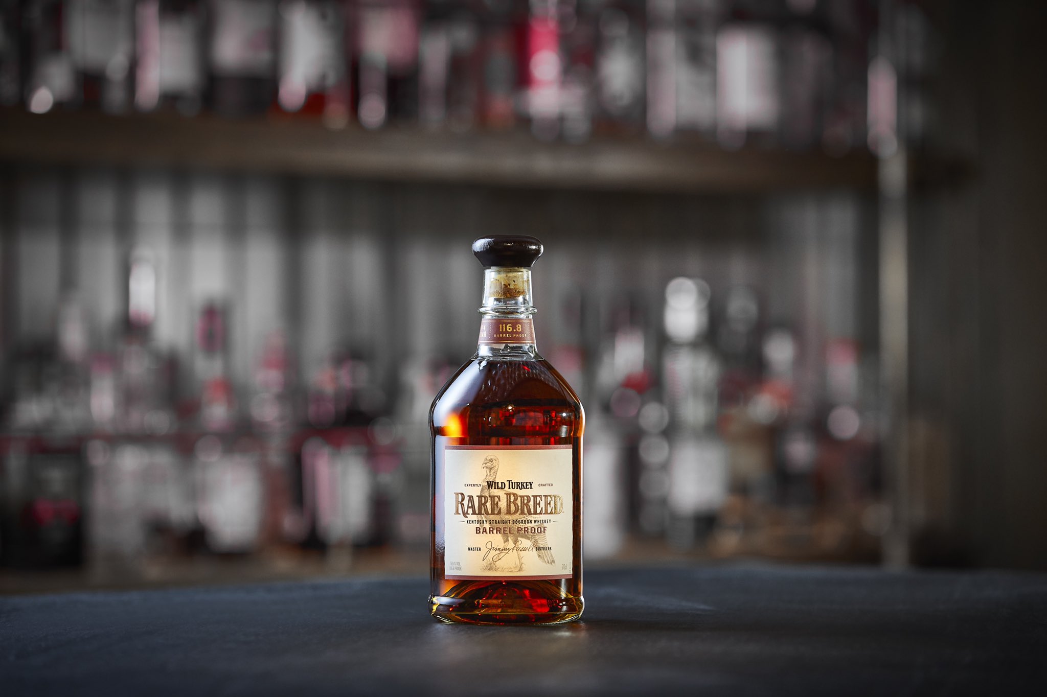 Wildturkey 揺るぎない 信念とこだわりの味 樽出しそのままの 原酒 としてのウイスキー 一切の加水を施さないレアブリードは 比類なき 濃厚な風味が特徴だ ワイルドターキーの信念そのもの とも言い換えられるほどの 重厚な味わいを楽しんで