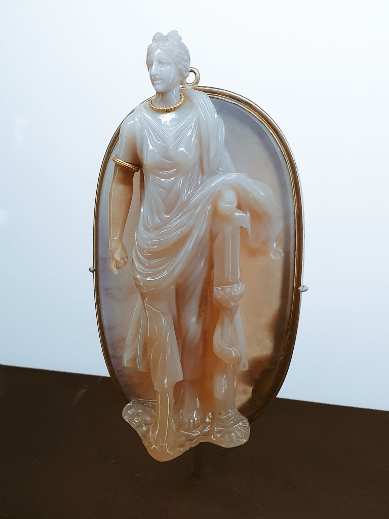 Rich_Art1's tweet photo. Une #expo  qui propose une traversée inédite de l’histoire humaine et minéralogique entre 
#camée (pierres fines ciselées en relief), #intaille (pierres précieuses taillees en creux) et bagues
@vancleefarpels https://t.co/FW1CitzW2w