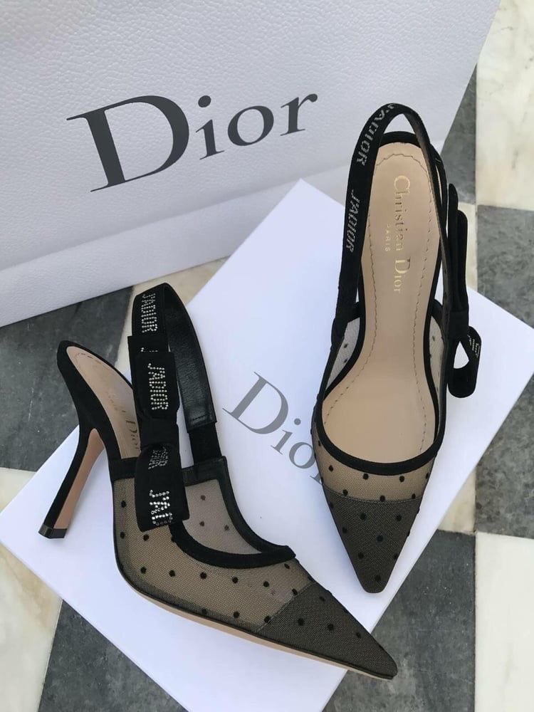 NabellaAnuar's tweet photo. I love wearing heels so much and people around me pun tahu I jenis boleh pakai heels berjam jam and berjalan sana sini….but this Dior heels 🫠🫠

Nightmare sbb sakit gila! Even berdiri tak berjalan pun sakit. I end up giving it to somebody else. 😂 https://t.co/DMzGt1xao4