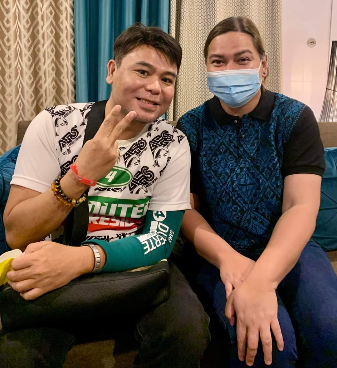 FhqJackie's tweet photo. Guys, just to let u know Nazer Degayo Salcedo,is a member of "Artists for Sara"he was one of the singers doon sa Bayang Magiliw by Danny Tan, performed by Theatre Actors around the world yang kasama ko papunta sa Miting De Avance.😊❤️💚 https://t.co/n1i7TNKnJM