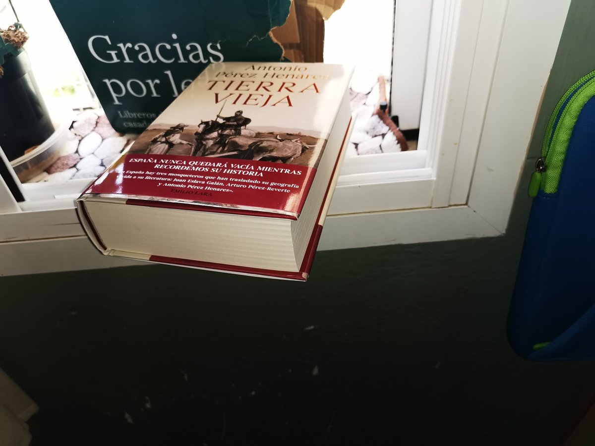 HorcasD's tweet photo. @chanihenares, ya está en mis manos, sin haber empezado ya se que es una nueva joya. https://t.co/rtUrPWIwAw