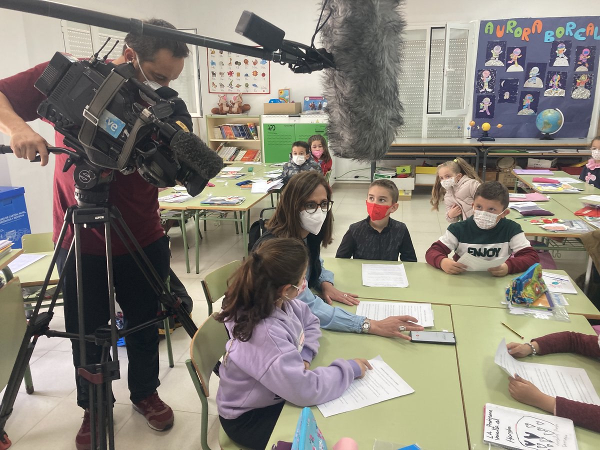 enmarcha's tweet photo. 📻La familia @RadioEdu se hace eco de una gran noticia. 
El lunes 16 a las 10:25 se emite el reportaje que el programa de RTVE  la @aventurasaber grabó en Radio Bellotina,la emisora del CRA La Encina
Web del programa:https://t.co/0PDj6O5bP4
Radio Bellotina:https://t.co/zej9Pa7NEf https://t.co/4xH9wzKe3r