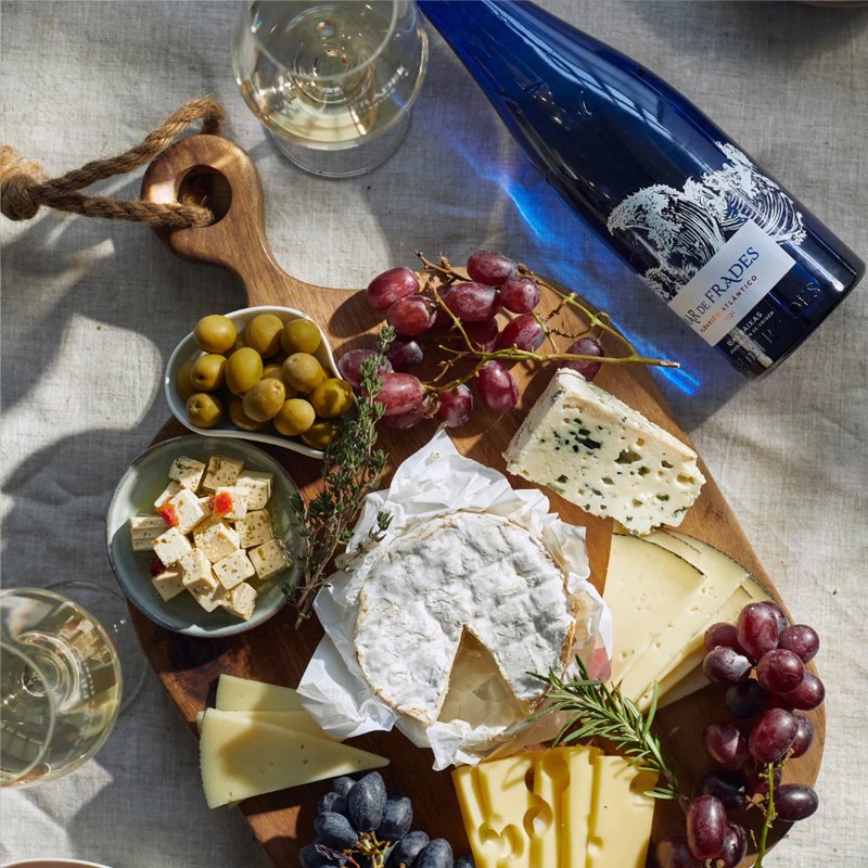 Clásicos que nunca fallan. Nos gusta ver a nuestro albariño con tan buena compañía.

¿Tú también eres amante del queso?

¡Comenta 🧀 si es así!

#MardeFrades #Albariño #DoriasBaixas