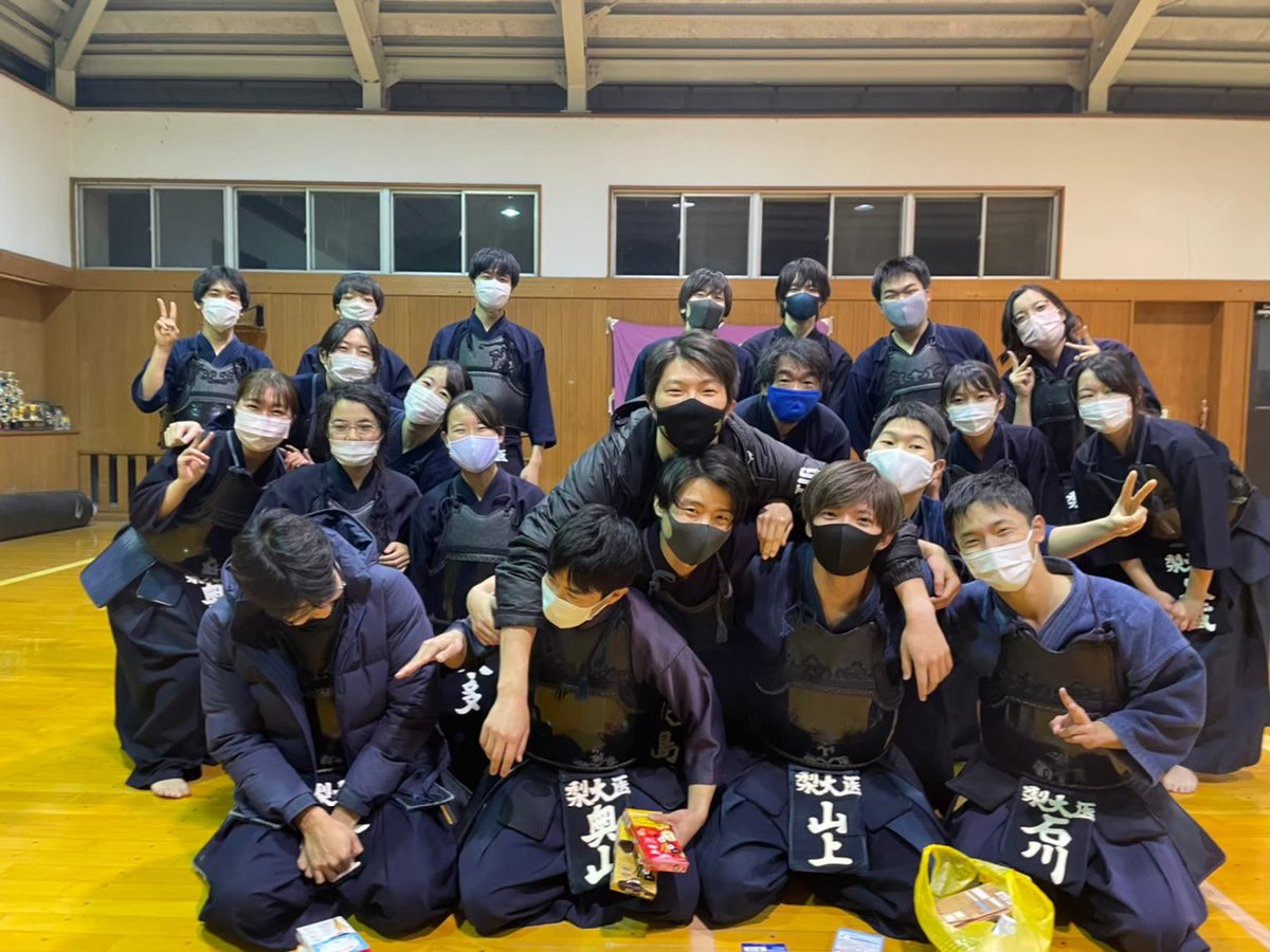 山梨大学医学部剣道部です！
新入生の皆さん、そろそろ新歓の時期ですね🌸

剣道部は週3回、男子15人、女子12人で楽しく自由に活動しています😊
経験者も初心者も大歓迎です！

剣道、いかがですか……？？？
どなたでもお待ちしてます！！

#春から梨大
#春から梨医
#剣道部
#梨医剣道部