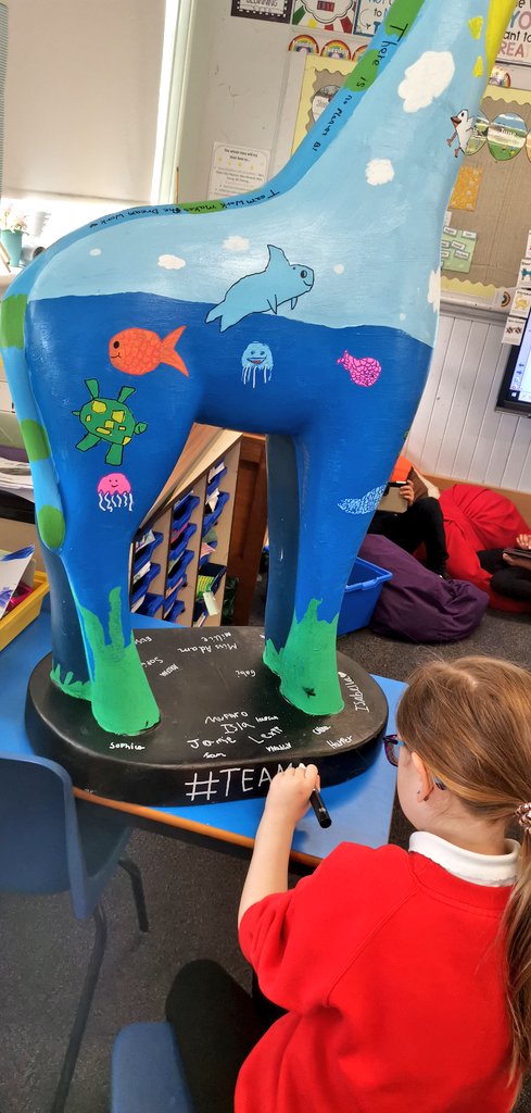 Final touches are being made to our giraffe for the #GiraffeAboutTown trail! We have absolutely loved this project and will miss having George in our classroom! We are very excited to find our where in Edinburgh he will be placed! 🤔😍 @rzss