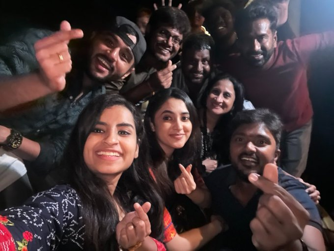 JayaTvOfficial's tweet photo. It's Selfie Time🤩
#Don #DonTeam #Sivakarthikeyan #DonFDFS #PriyankaMohan #Shivangi #MirchiVijay #BalaSaravanan https://t.co/laqZp3t138