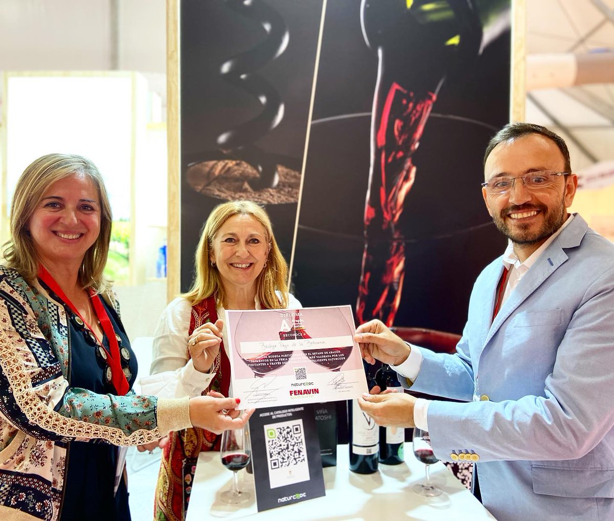 aragonalimentos's tweet photo. [@Fenavin_Oficial] @pagoboticaria es la bodega🍇expositora en el stand que mas valoraciones (126) ha recogido sobre sus vinos a través de @Naturcode_eu Etiquetado Inteligente, por lo que ha recibido el reconocimiento de Aragon Alimentos y Naturcode.

https://t.co/VxgQDEpKKi https://t.co/f7omZu1rdv