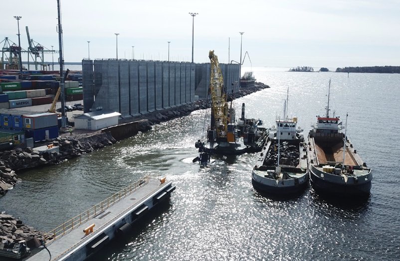 The quay construction for the D part of Mussalo Harbour is progressing smoothly and the quay elements will soon be ready to be installed.    
#CEFTransport #EasternBalticHub #portofhaminakotka <a href="/cinea_eu/">CINEA 🇪🇺</a>