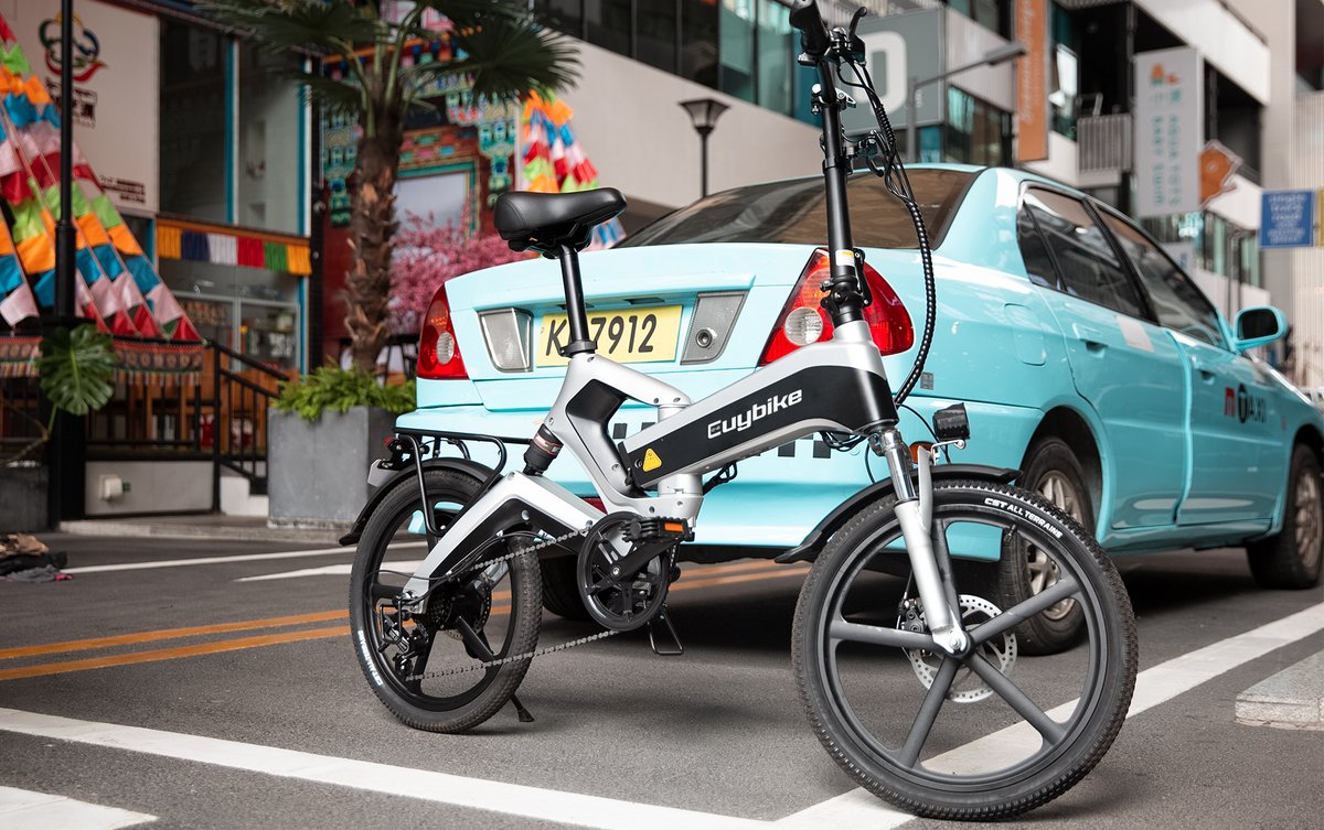 Euybike's tweet photo. A compact car trunk, the K6 folding electric bike can also travel with you.

#ebike #euy #euybike #foldingebike #outside #electricbike #ride #electricbicycle #electricminibike https://t.co/RPShjXuSWt