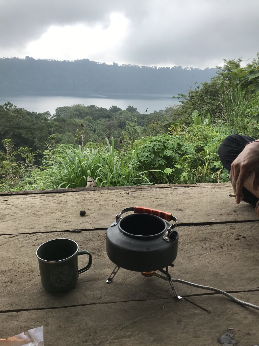 Aku hanya ingin ngopi dengan sederhana ditemani godoh dan kabar baik☺️