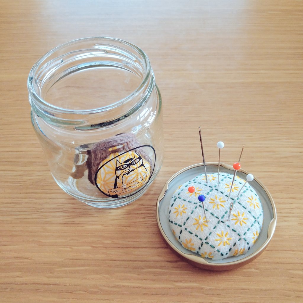 colorful_amecco's tweet photo. 最近リビングに手芸道具を運ぶ際、ピンクッションを持ち運ぶのは針落とすの嫌だし不安だなーと思っていて。
かわいい空き瓶にピンクッションくっつけたらいいじゃん！てことで作りました〜✨

指ぬきや糸通しも入れておけるし作業中はペンや糸切り鋏を立てておけるしとても便利！

ただ……↓↓↓ https://t.co/849WbwOJp8