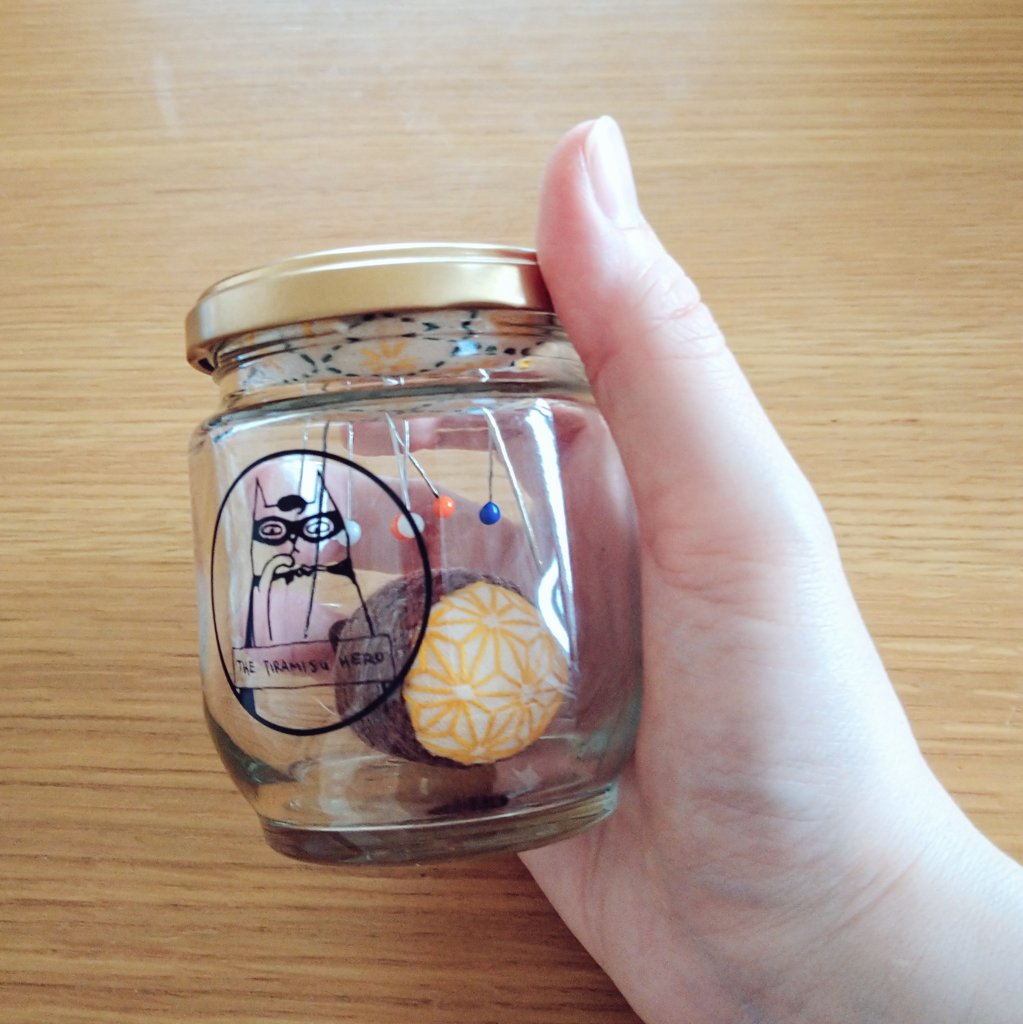 colorful_amecco's tweet photo. 最近リビングに手芸道具を運ぶ際、ピンクッションを持ち運ぶのは針落とすの嫌だし不安だなーと思っていて。
かわいい空き瓶にピンクッションくっつけたらいいじゃん！てことで作りました〜✨

指ぬきや糸通しも入れておけるし作業中はペンや糸切り鋏を立てておけるしとても便利！

ただ……↓↓↓ https://t.co/849WbwOJp8