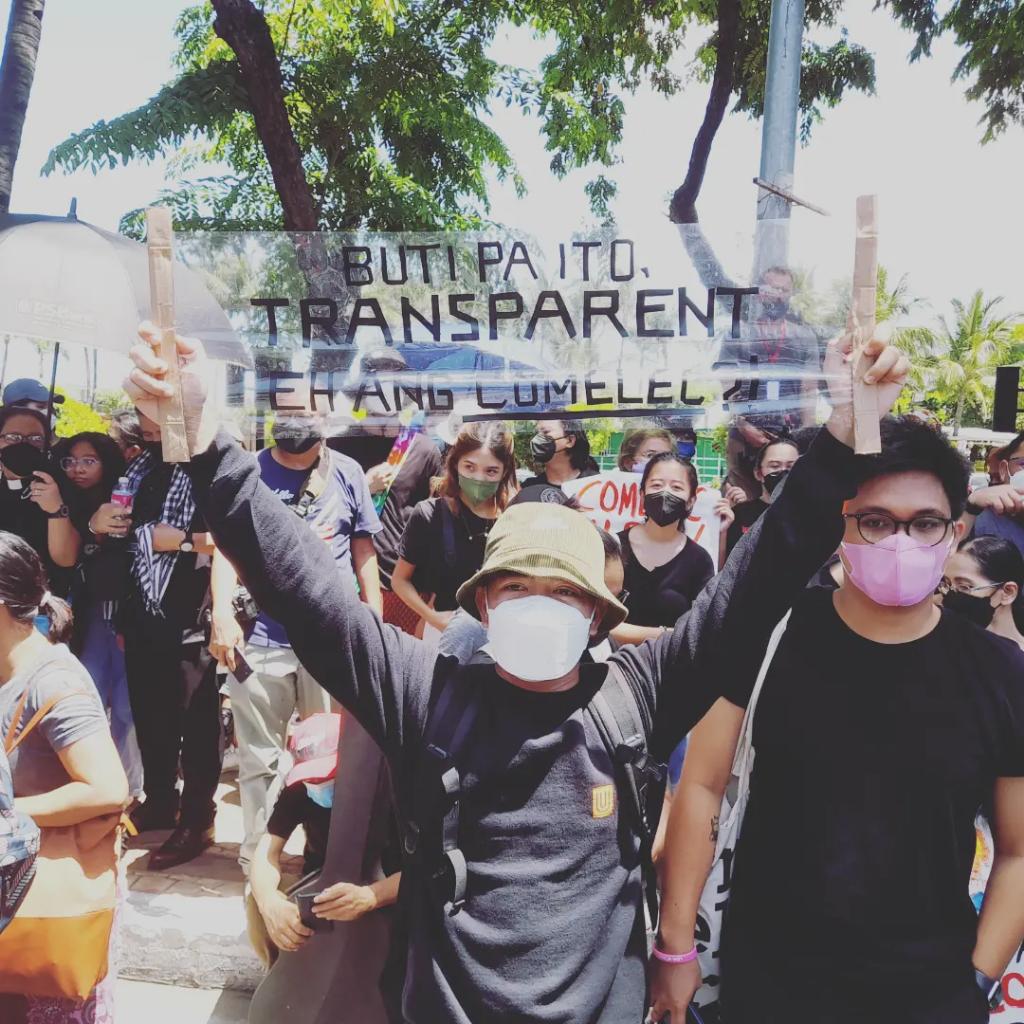TINGNAN: Hinarang ng pulisya sa gilid ng CCP ang mga magpoprotesta patungong PICC kung saan nangyayari ang national canvassing. Kasama ang mga biktima ng batas militar, relihiyoso at kabataan, tinututulan nila ang dayaan sa #Halalan2022 at Marcos-Duterte tandem.