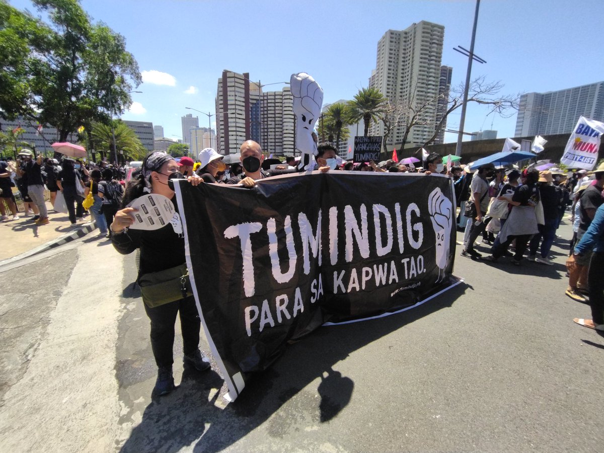nikkobalbs's tweet photo. Artist and political satirist Kevin Raymundo (@KevinKalbo) joins the Black Friday Protest at the Cultural Center of the Philippines to call out the alleged widespread electoral fraud during the national elections. @PressOnePH https://t.co/DAQrr8700T