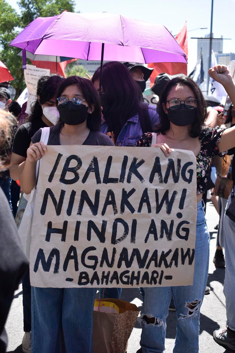 ncpagumalohokan's tweet photo. As of May 13, 2022, 10:17 a.m, Marcos and Duterte are still leading the polls with more than 31 million votes from the 98.35% of election returns.
Photos from Anakbayan UP Diliman
#PhElections2022
#NoToMarcosDuterte2022
#WalkOutPH https://t.co/7f3A8ShhMa