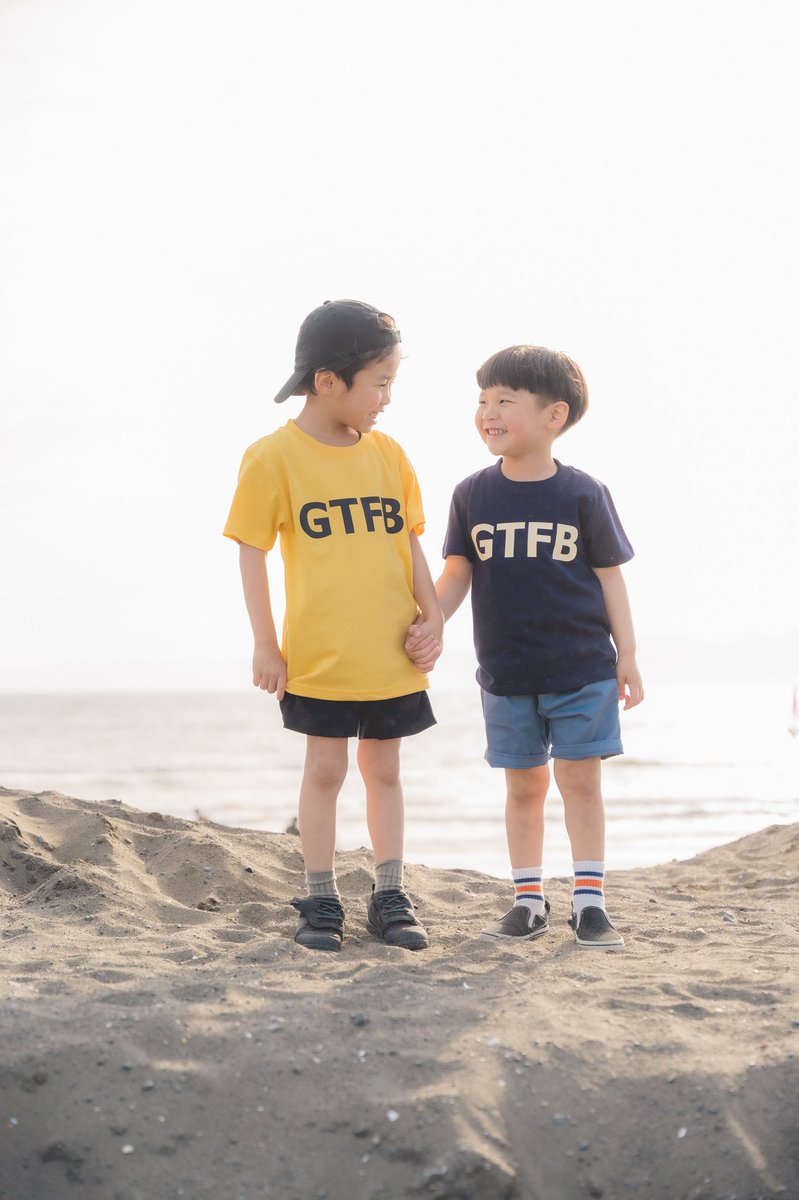 narusho51_10's tweet photo. New Arrival!
POPなカラー。
可愛い。
サイズ展開も幅広く、親子コーデしたくなるよね。
※受注生産です。
受注期間にはご注意ください
※受注期間:5/13~5/22迄
#GTFB #Tシャツ #ロゴT #kidsT #親子コーデ
https://t.co/hFAFjsuXAA https://t.co/rw3ndau29f