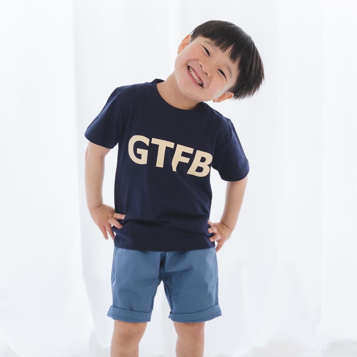 narusho51_10's tweet photo. New Arrival!
POPなカラー。
可愛い。
サイズ展開も幅広く、親子コーデしたくなるよね。
※受注生産です。
受注期間にはご注意ください
※受注期間:5/13~5/22迄
#GTFB #Tシャツ #ロゴT #kidsT #親子コーデ
https://t.co/hFAFjsuXAA https://t.co/rw3ndau29f