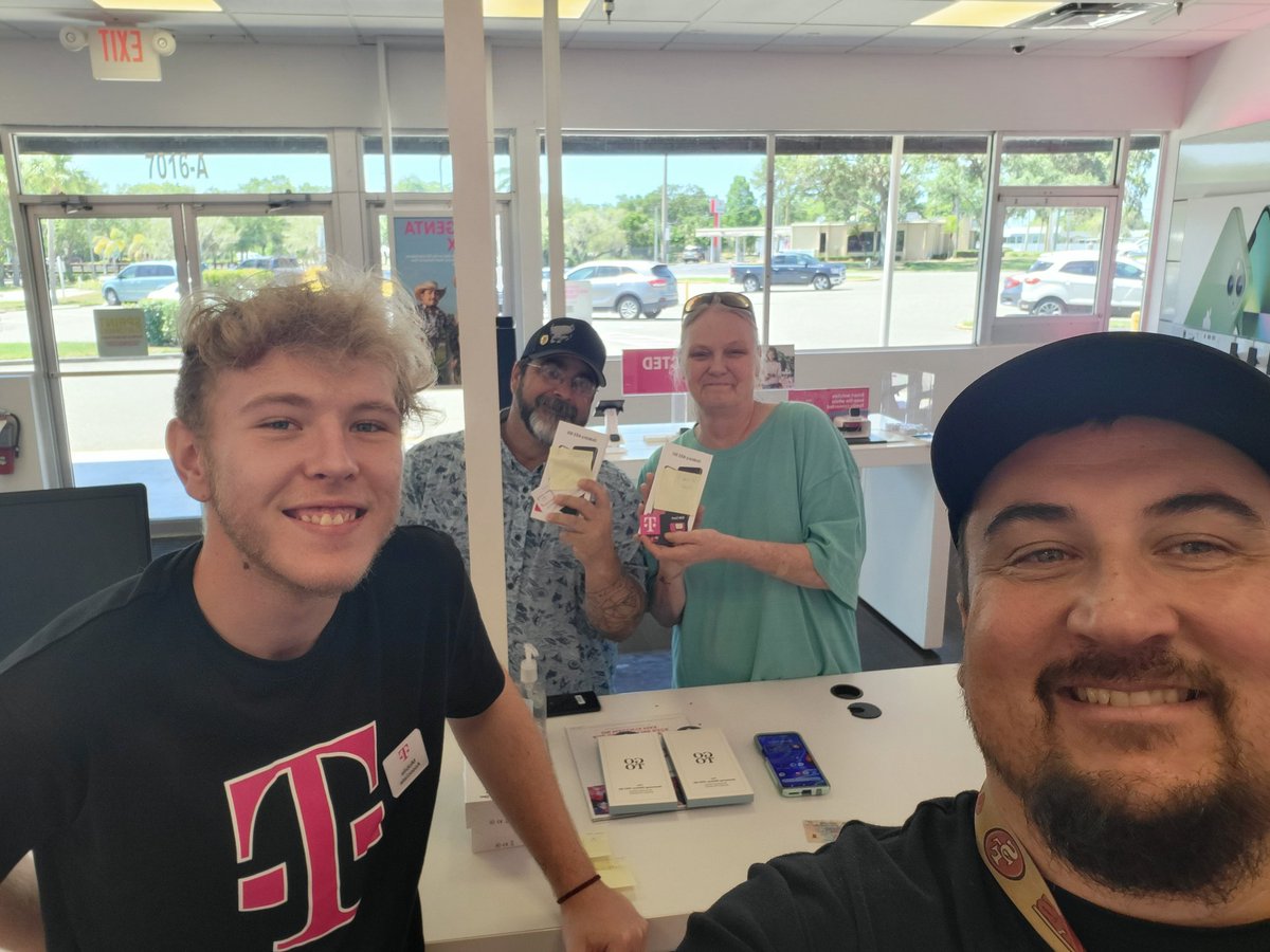 Dkeefe49's tweet photo. My man Jeff with his 1st ever TM sale... Many more to come my friend!! @ExpStores https://t.co/BLYlF55ZAR