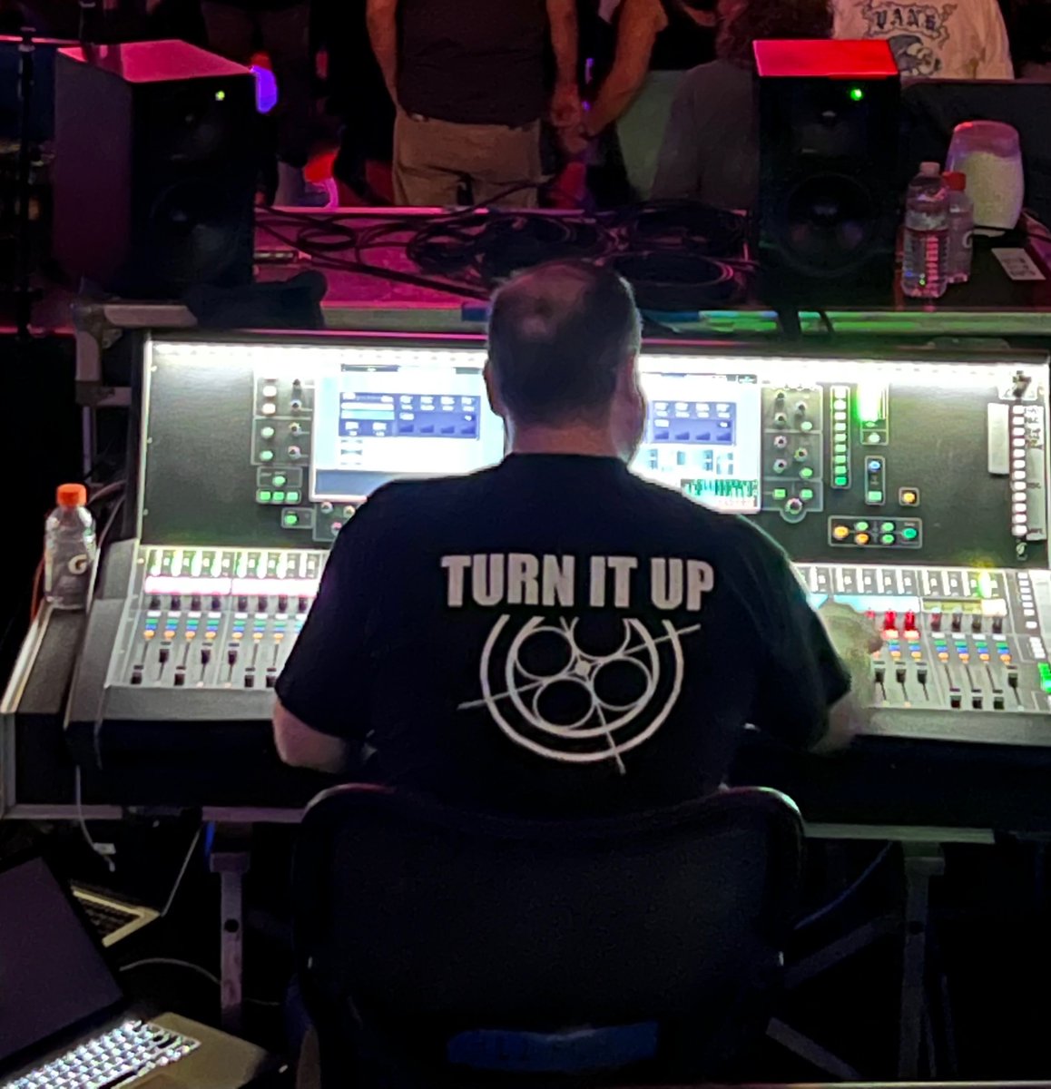 666cess's tweet photo. when 311 comes on https://t.co/kqByYro5og