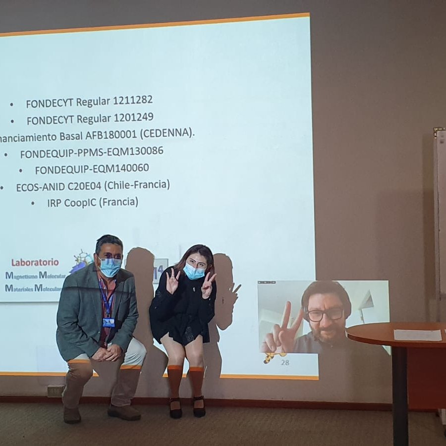 CanonMancisidor's tweet photo. El día martes, mi segunda estudiante, @gabii_shi rindió su examen de grado... y ya es una profesional!!
Un orgullo ver como ha crecido en el conocimiento de la #QuímicaInorganica #lantánidos #MolecularMagnetism
@Lm4Usach @CEDENNA @fqybusach @usach @UBOHiggins https://t.co/srTEGpT3A1