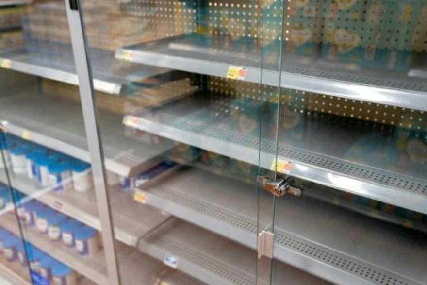MundoEConflicto's tweet photo. 🇺🇸 | La Casa Blanca prometió este jueves medidas para hacer frente a la severa escasez de leche para bebés en los Estados Unidos. Según el proveedor de datos Datasembly, la tasa de desabastecimiento de leche en polvo para bebés alcanzó 43% a fines de la semana pasada - AFP. https://t.co/vPYVI2wa9l