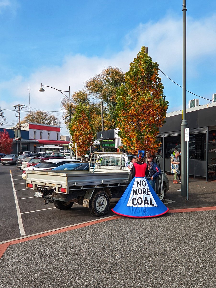 aliceaye's tweet photo. Peaceful protest in Warragul today.
From what I saw, everyone being very polite, asking questions and taking flyers. #warragul #gippsnews https://t.co/JfoiUag9MH