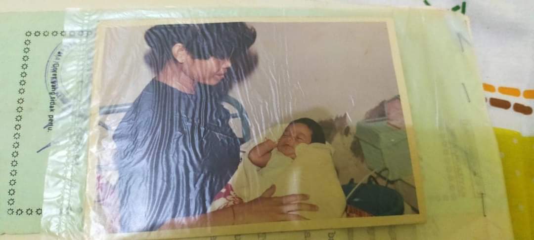 Nasikin_MA's tweet photo. Ini adalah foto Cahya saat digendong ibunya sesaat sebelum diserahkan kepada ortu angkatnya (diadopsi) https://t.co/VkyreljiFY