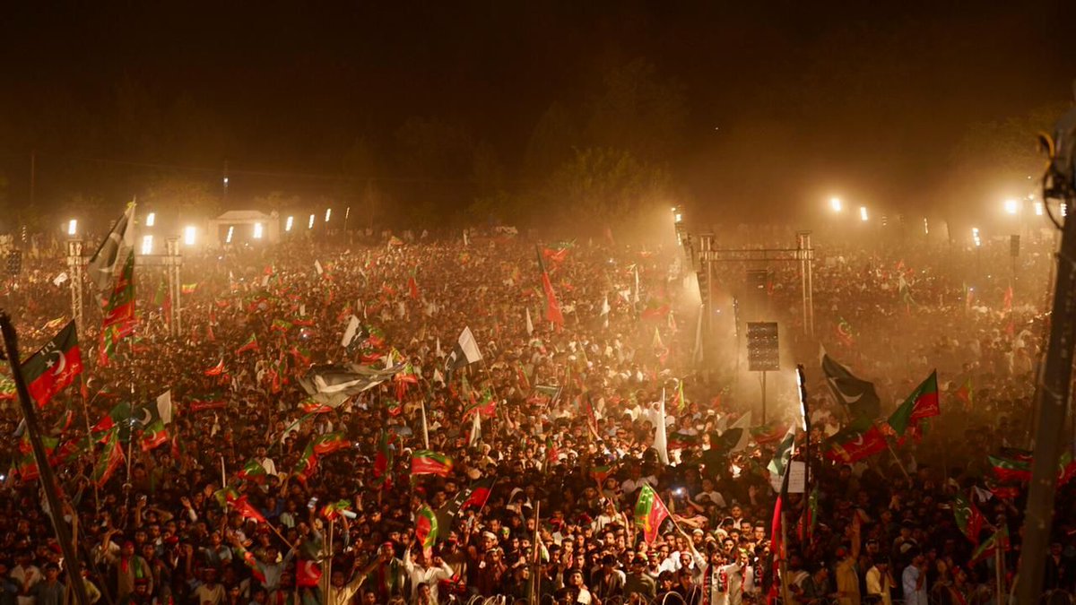 ImranKhanPTI's tweet photo. اٹک کےعوام خصوصاًخواتین+گھرانوں کی بڑی تعداد میں شرکت کیساتھ اسےایک اور ریکارڈ جلسہ بنانےوالےتمام لوگوں کاشکریہ۔یہ جلسہ گاہ اتنےبڑےجمِ غفیرکیلئےنہایت تنگ تھی۔قوم اسلام آبادکےحقیقی آزادی مارچ کیلئےتیارہورہی ہے،ماشاءاللہ
#AttockJalsa #امپورٹڈ__حکومت__نامنظور https://t.co/Dc8Q603p7c