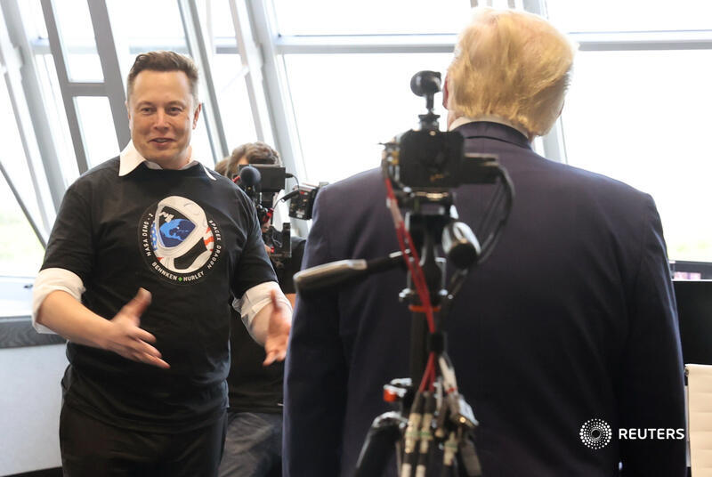 Reuters's tweet photo. Elon Musk has made clear that even though he wants Twitter to lift its permanent ban on former President Donald Trump, that doesn't mean he supports Trump in a prospective 2024 presidential campaign https://t.co/bNNtiT6lq7 https://t.co/gdQAxIkLN9