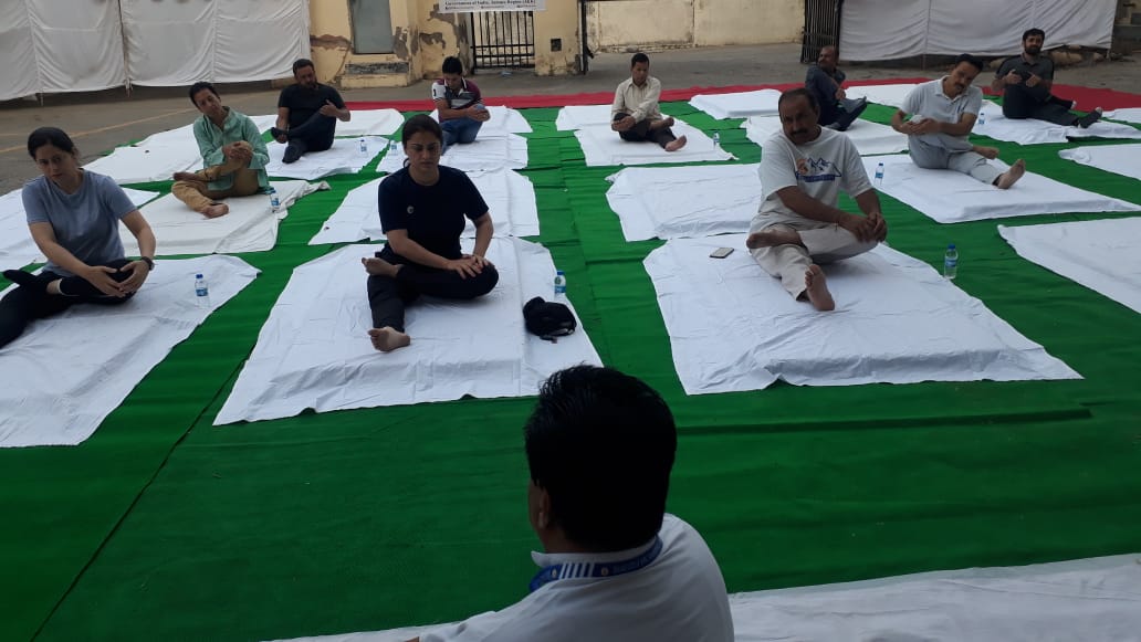 In run-up to the 8th #InternationalDayOfYoga2022 ,officers & officials at @ROBJammuKashmir today participated in the #CommonYogaProtocol
#YogaMahotsav -A 100 day countdown prog. has been initiated by @moayush from Mar.13,2022
@MIB_India @BOC_MIB @diprjk