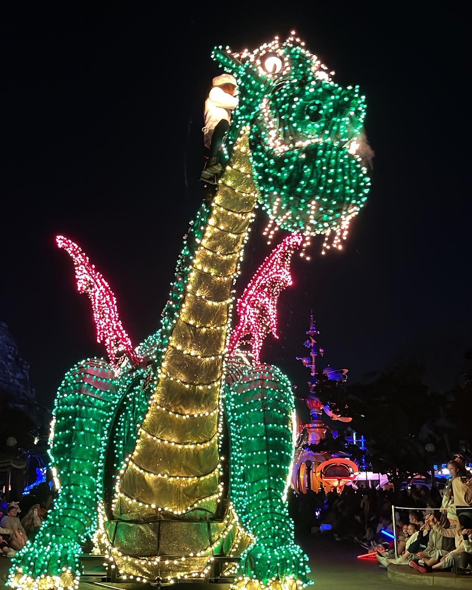 cbsaltveit's tweet photo. @Disneyland #MainStreetElectricalParade https://t.co/l7HdorVH3H