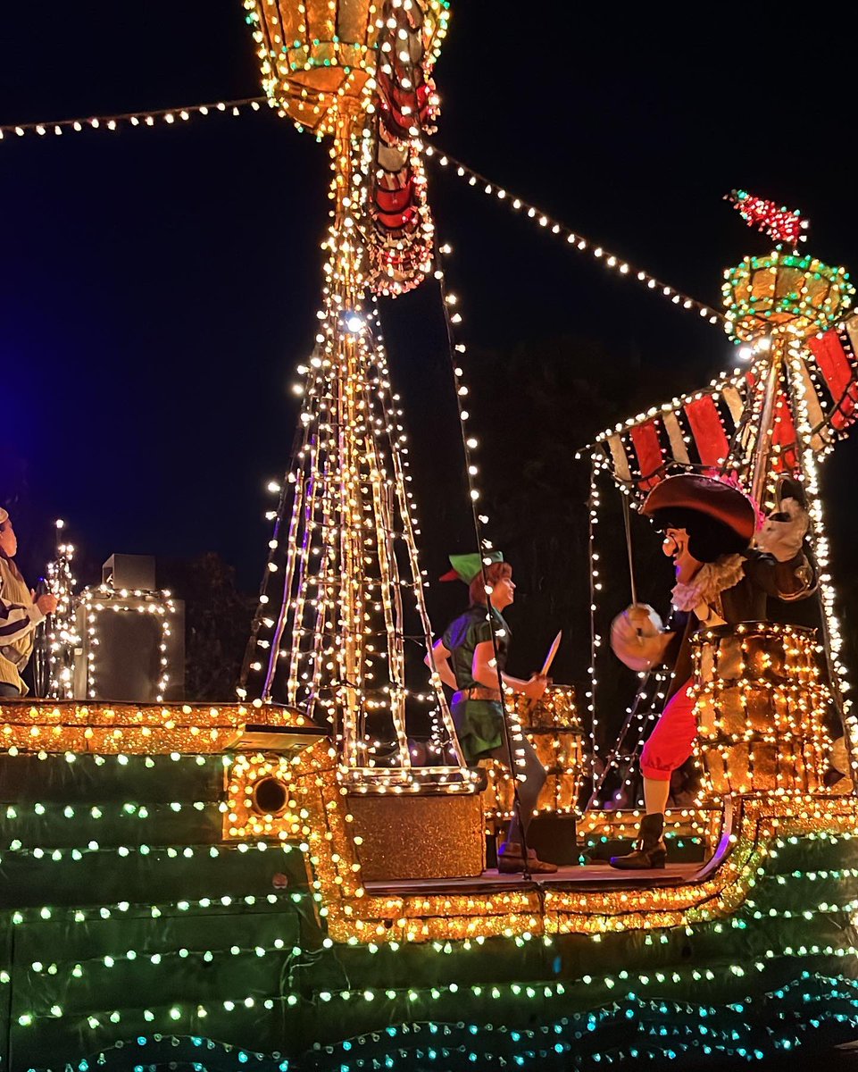 cbsaltveit's tweet photo. @Disneyland #MainStreetElectricalParade https://t.co/l7HdorVH3H