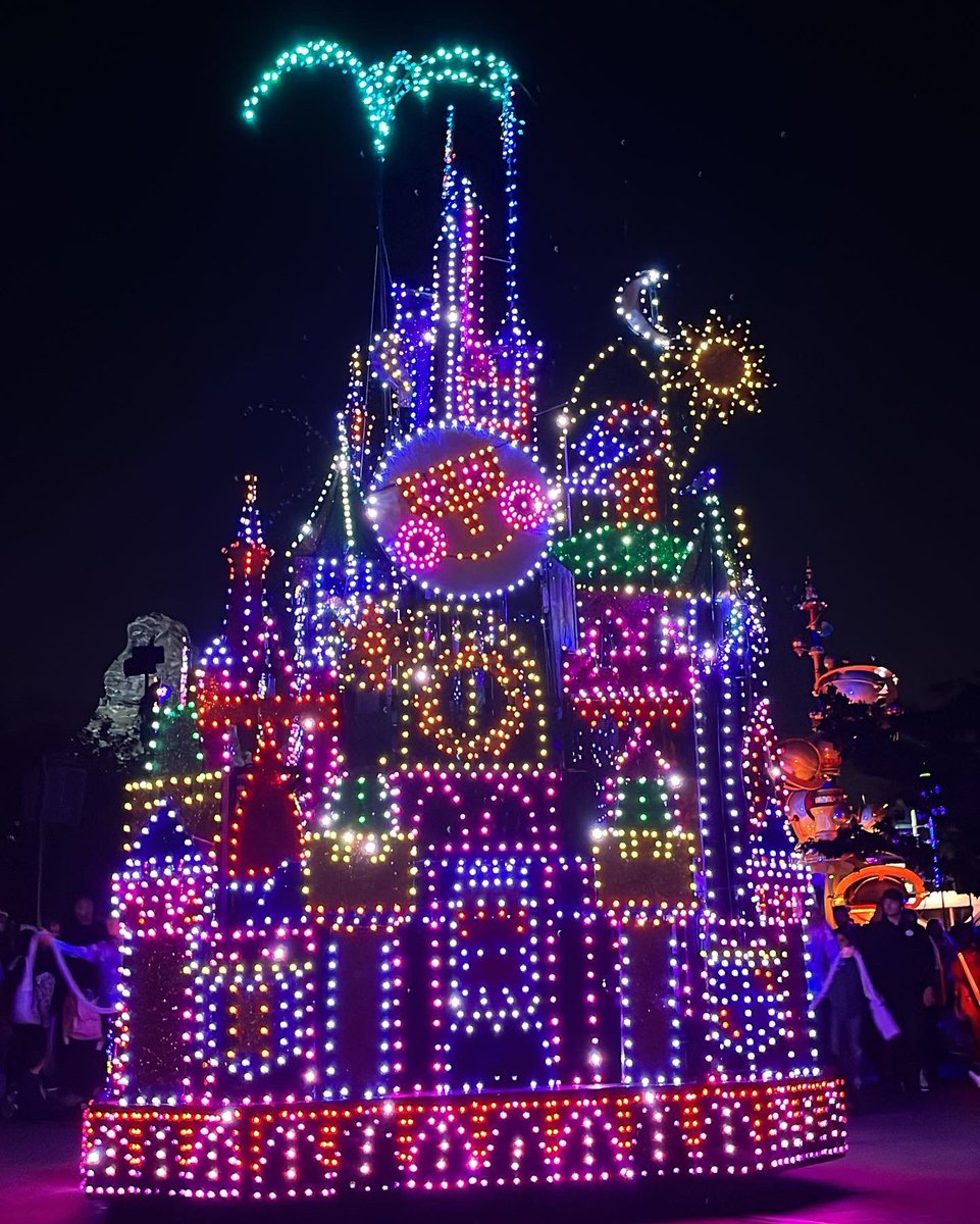 cbsaltveit's tweet photo. @Disneyland #MainStreetElectricalParade https://t.co/l7HdorVH3H