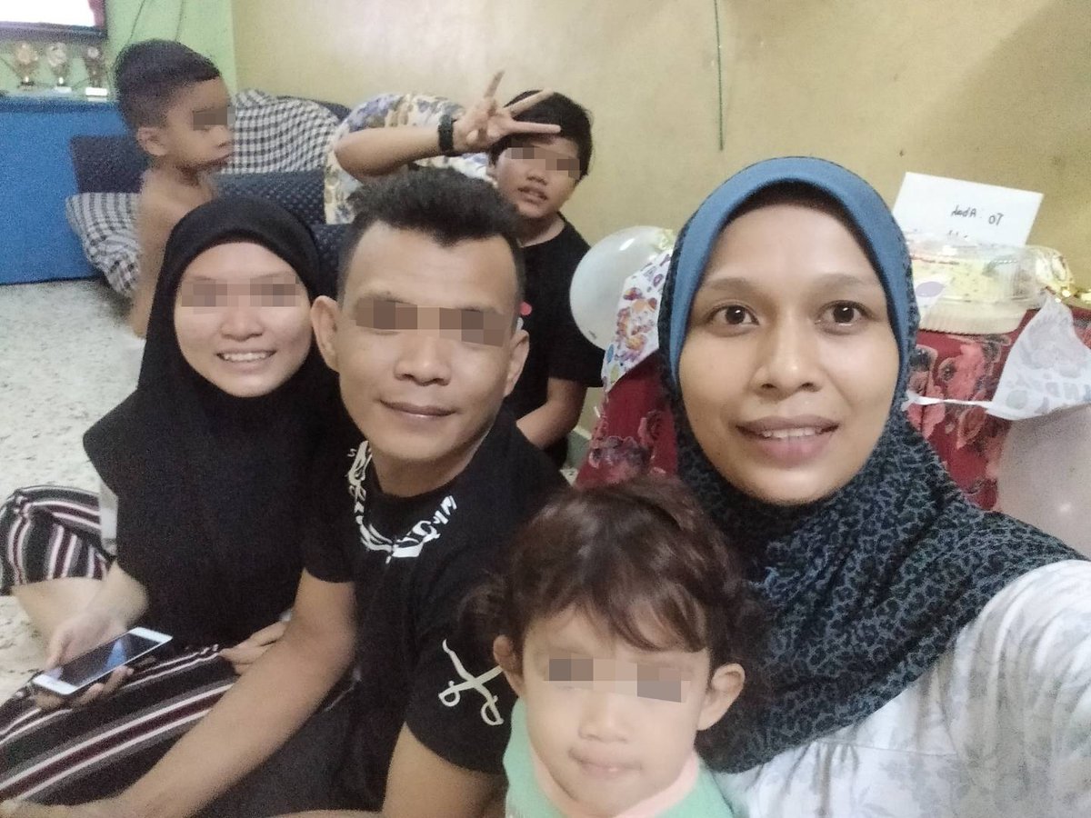 zumairaaa's tweet photo. "Susu anak 3 tahun dah 3 hari habis dan saya terpaksa bagi teh saja untuk dia."

Umur macam ni patutnya kena banyak minum susu utk dpt khasiat yg sepatutnya tapi Husna terpaksa bagi teh utk kenyangkan dia. I mohon RT drpd semua. 😔 https://t.co/7UxLMwMg5p