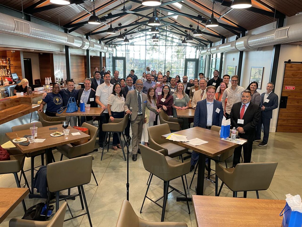 DaryleWilliams's tweet photo. My first Dean's Lecture w/ @ucrchass alumni in government service, featuring five awesome SoCal city managers. @UCRiverside in public service. And some very decent libations and networking at The Barn. @jurupaValleyGov @CityofSFS @cityofmaywood @CityofCoachella @City_of_Cypress https://t.co/OwdapKiHiW
