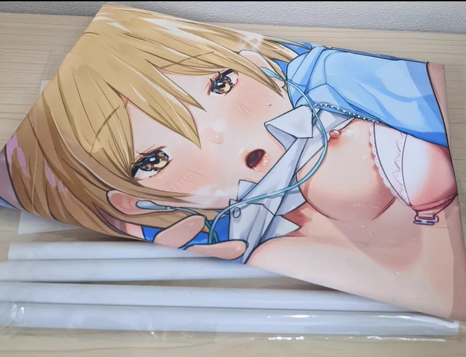 コアマガシンさんで作ってもらったタペストリーを頂きました。布がしっっかり分厚くて発色もキレイだからグッズとしての満足感がすごい😮 