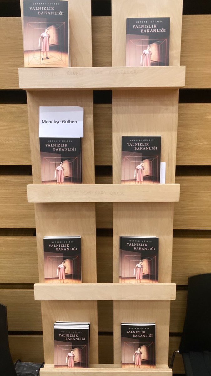 meneksegulben's tweet photo. Yalnızlık Bakanlığı @arteristanbul 'da, hem müzenin kitabevi'nde hem de pazar gününe kadar devam eden #BoderlessArtBookDays kapsamında kitapseverleri bekliyor @amorfkitap 🐌 https://t.co/0qyK4s0gA7